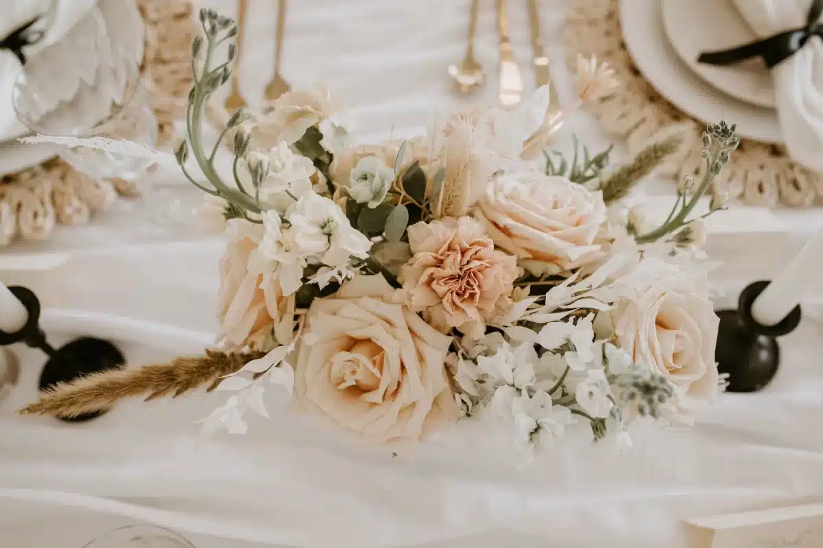 Comment utiliser des fleurs pour décorer votre mariage